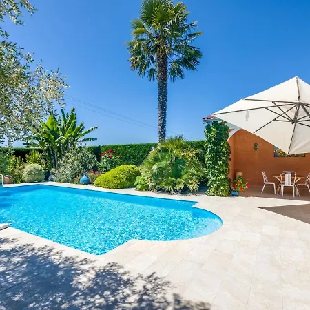 Modern With Pool Barry-d'Islemade