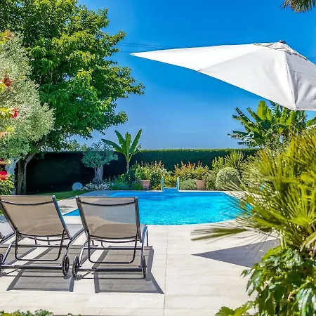 Modern With Pool Barry-d'Islemade