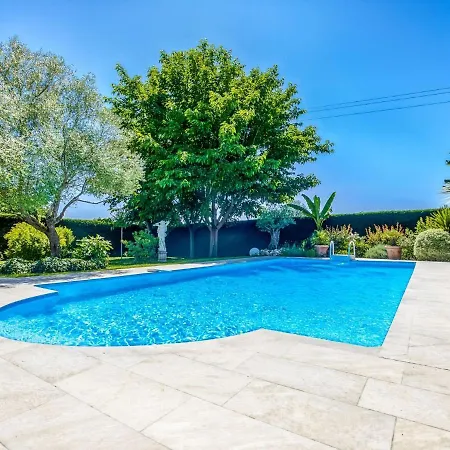 Modern With Pool Barry-d'Islemade
