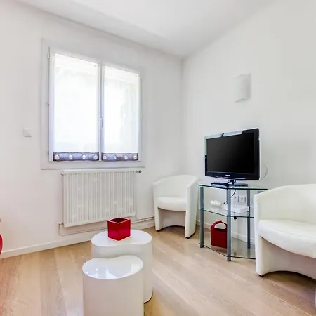 In With Pool Barry-d'Islemade