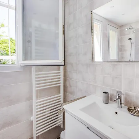 In With Pool Barry-d'Islemade