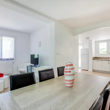 Modern With Pool בית נופש