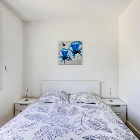 Modern With Pool בית נופש Barry-d'Islemade