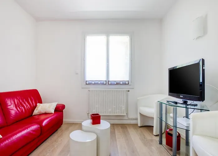 In With Pool Hébergement de vacances Barry-d'Islemade