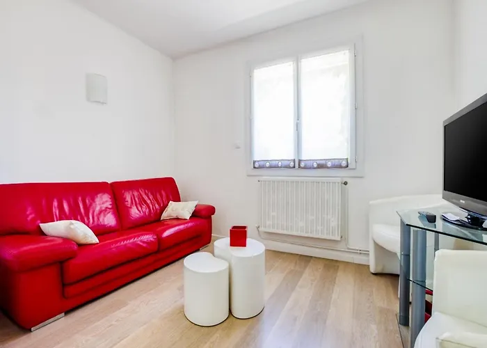 Hébergement de vacances In With Pool Barry-d'Islemade