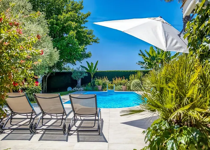 In With Pool Hébergement de vacances Barry-d'Islemade