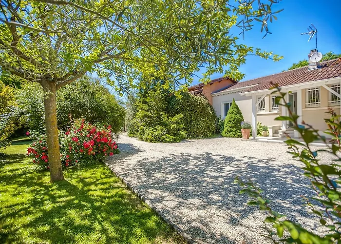 Hébergement de vacances In With Pool Barry-d'Islemade