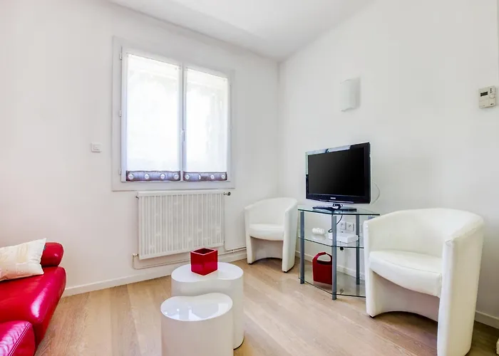 In With Pool Barry-d'Islemade