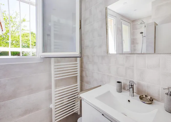 In With Pool Barry-d'Islemade