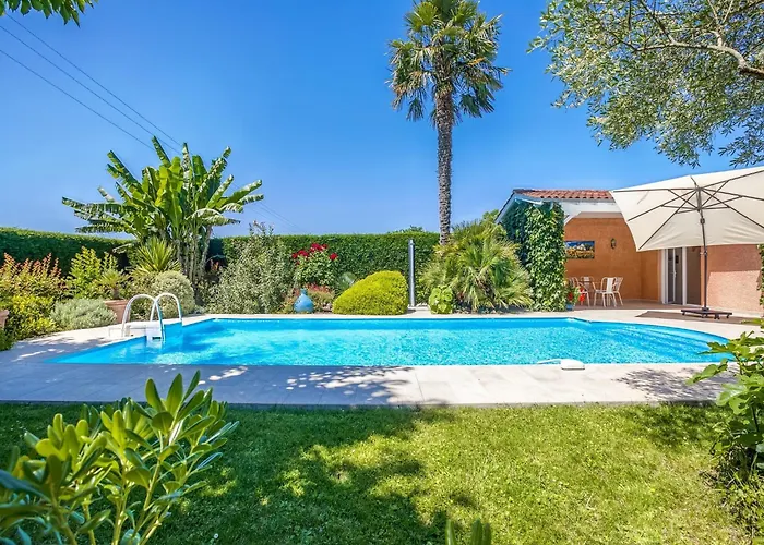 In With Pool Hébergement de vacances